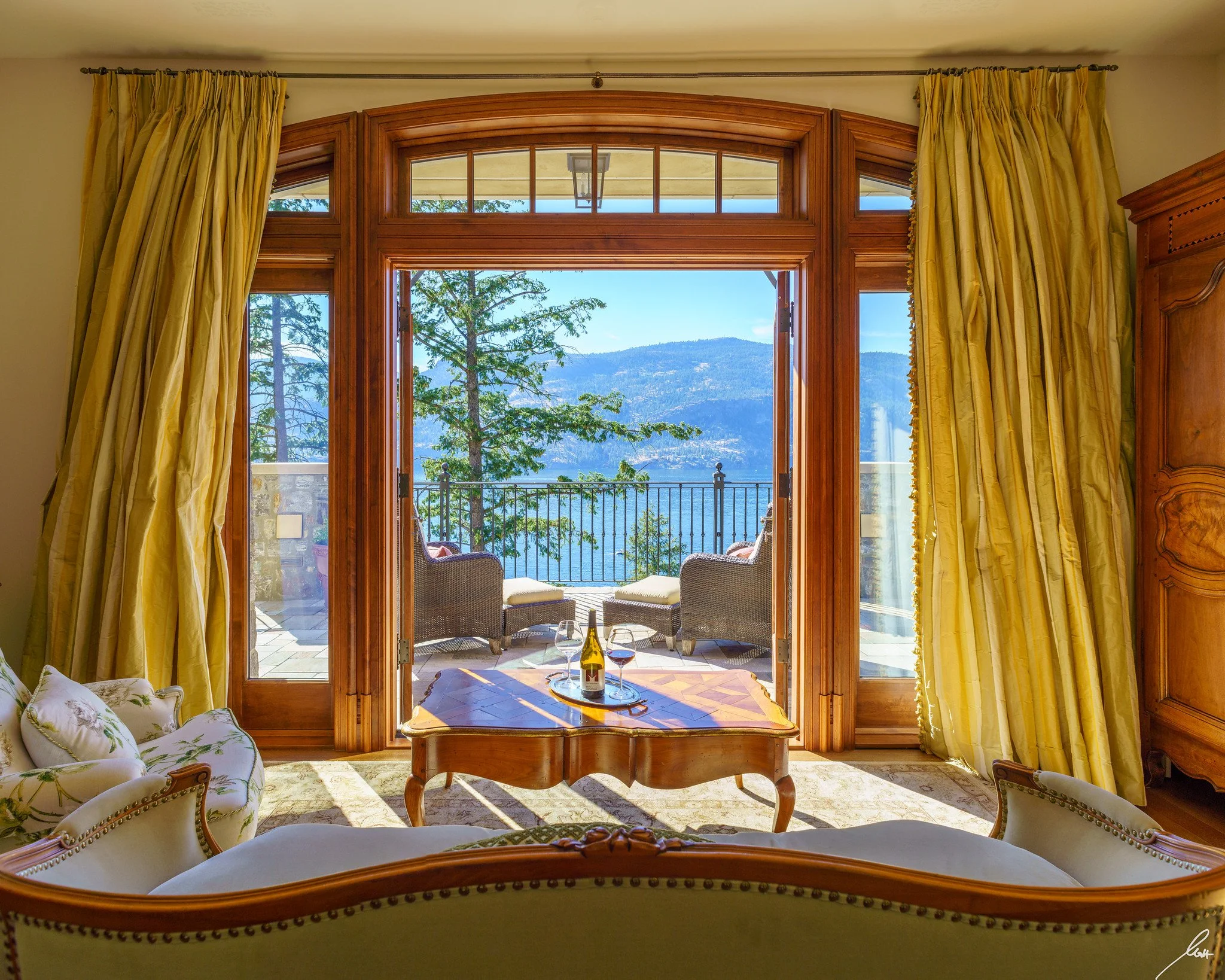 Chateau Okanagan room looking out over Okanagan Lake